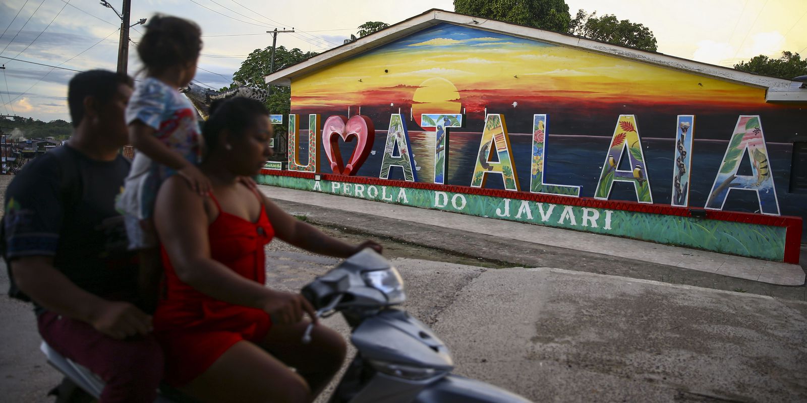 In Atalaia do Norte, the population lives with unemployment and violence