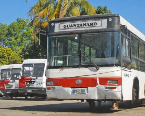 In Guantanamo, full stops and empty buses with the sign "leased"