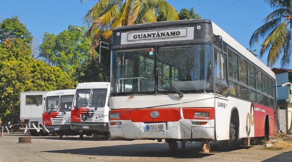 In Guantanamo, full stops and empty buses with the sign "leased"