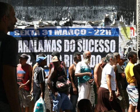 In the river, "hunger queue" brings homeless people together in search of food