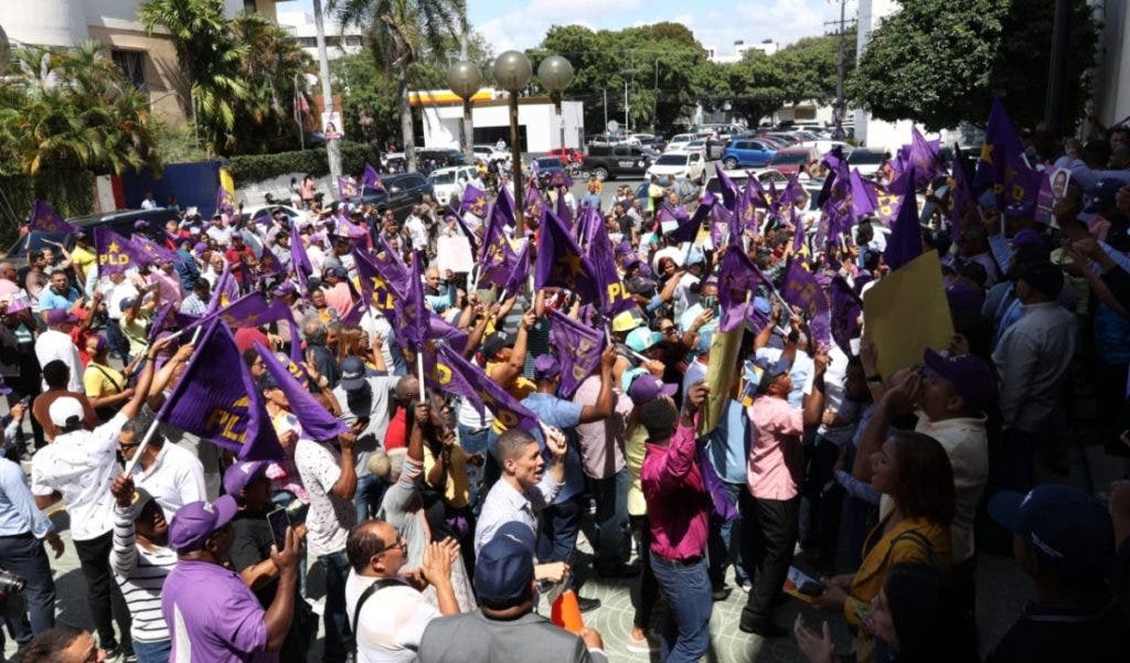 Peledeistas marched this morning to the Palace of Justice, where there were riots over the arrests of former officials in Operation Squid.  William Burgo