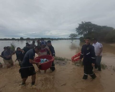 Lambayeque: Residents of an isolated hamlet are rescued but more families are waiting for help