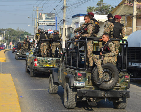 Looting of businesses during strike in Navarrete