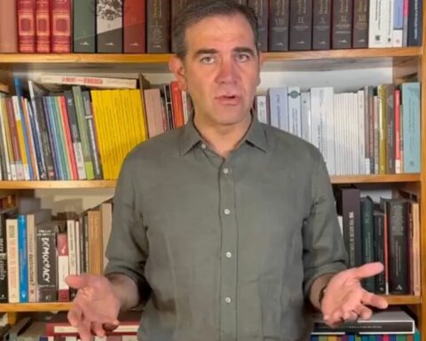 Lorenzo Córdova celebrates the reinstatement of Edmundo Jacobo in the INE Secretariat