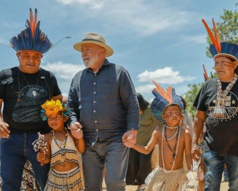 Lula da Silva commits to eliminate illegal mining and return their lands to the Yanomami