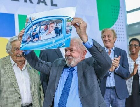 Lula received Mujica and gave him a photo of their ride in Fusca together