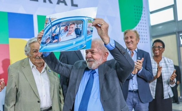 Lula received Mujica and gave him a photo of their ride in Fusca together