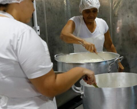 Lunch box delivery initiative is transformed into a school kitchen