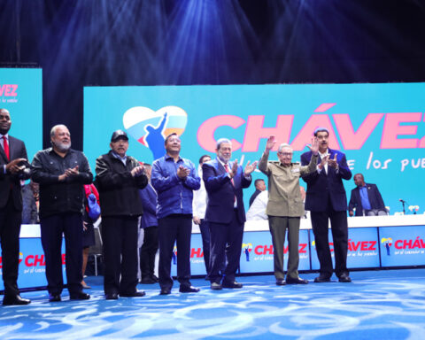 Maduro asked to "take care of political union" in an act for the 10th anniversary of Chávez's death