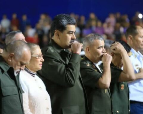 Maduro called on the people to renew the oath to Chávez