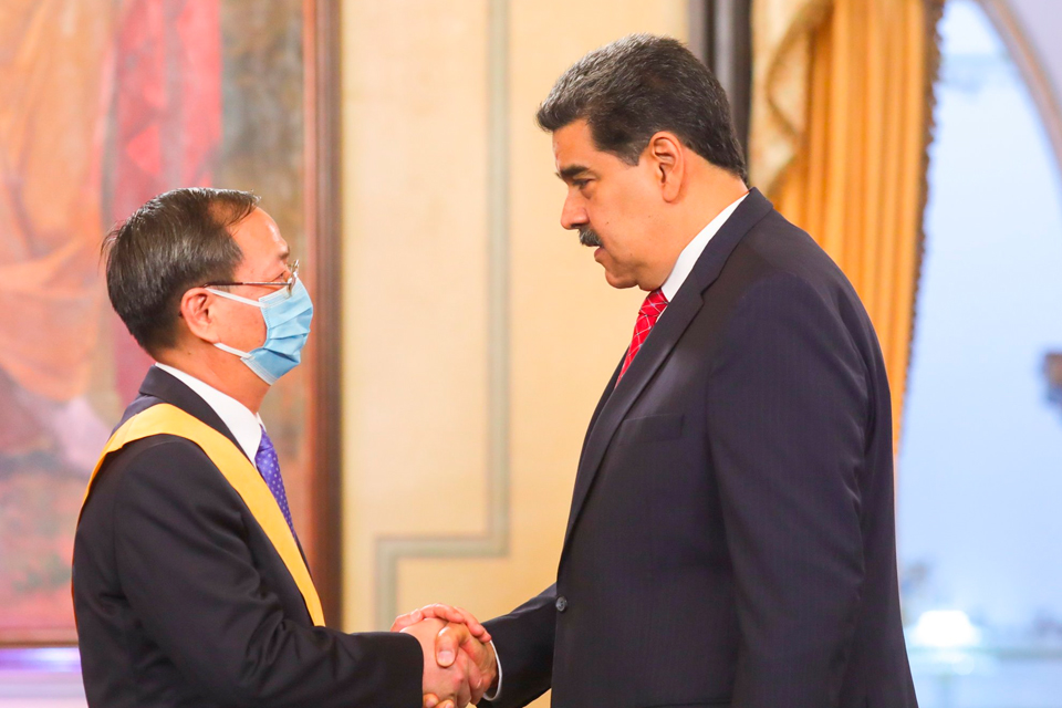 Maduro dismisses the Chinese ambassador and affirms that relations are at their best