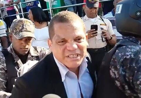 Man throws himself onto the subway tracks to attract the attention of authorities