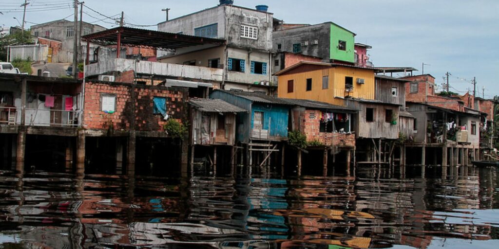 Manaus suffers from urban expansion in precarious settlements
