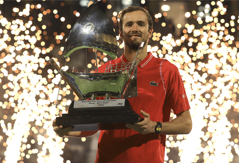 Medvedev achieves his third title in three weeks in Dubai