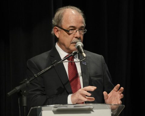 Mercadante says it is not time for BNDES to sell shares