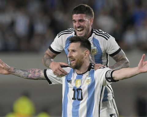 Messi scores his 800th goal and Argentina celebrates at home