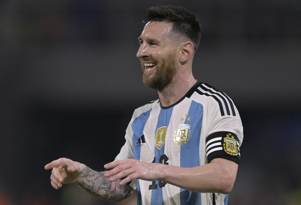 Messi, with 'hat-trick', exceeds 100 goals with Argentina