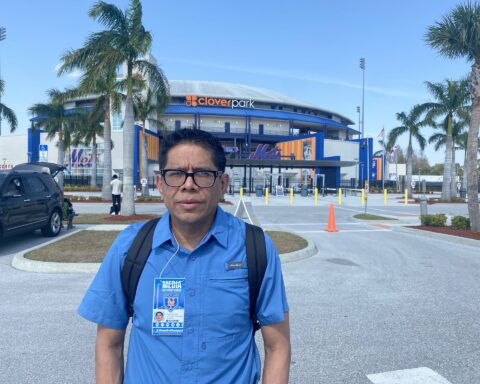 Miguel Mendoza returns to sports coverage a month after his exile