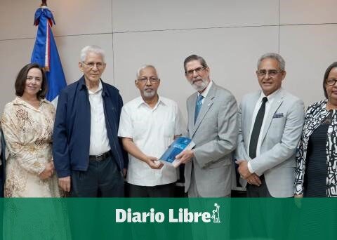 Minerd receives a donation from the Spanish Dominican Dictionary