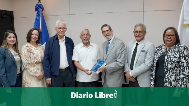 Minerd receives a donation from the Spanish Dominican Dictionary