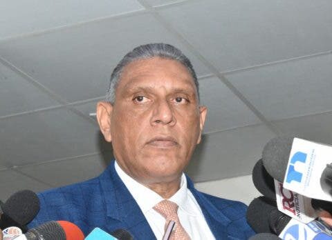 Ministro Chú Vásquez anuncia reforma a los bomberos