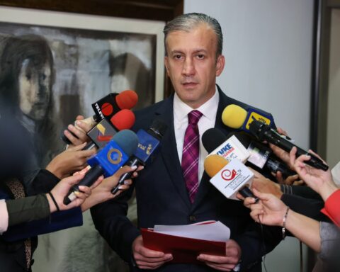 Minister for Oil, Tareck El Aissami submitted his resignation