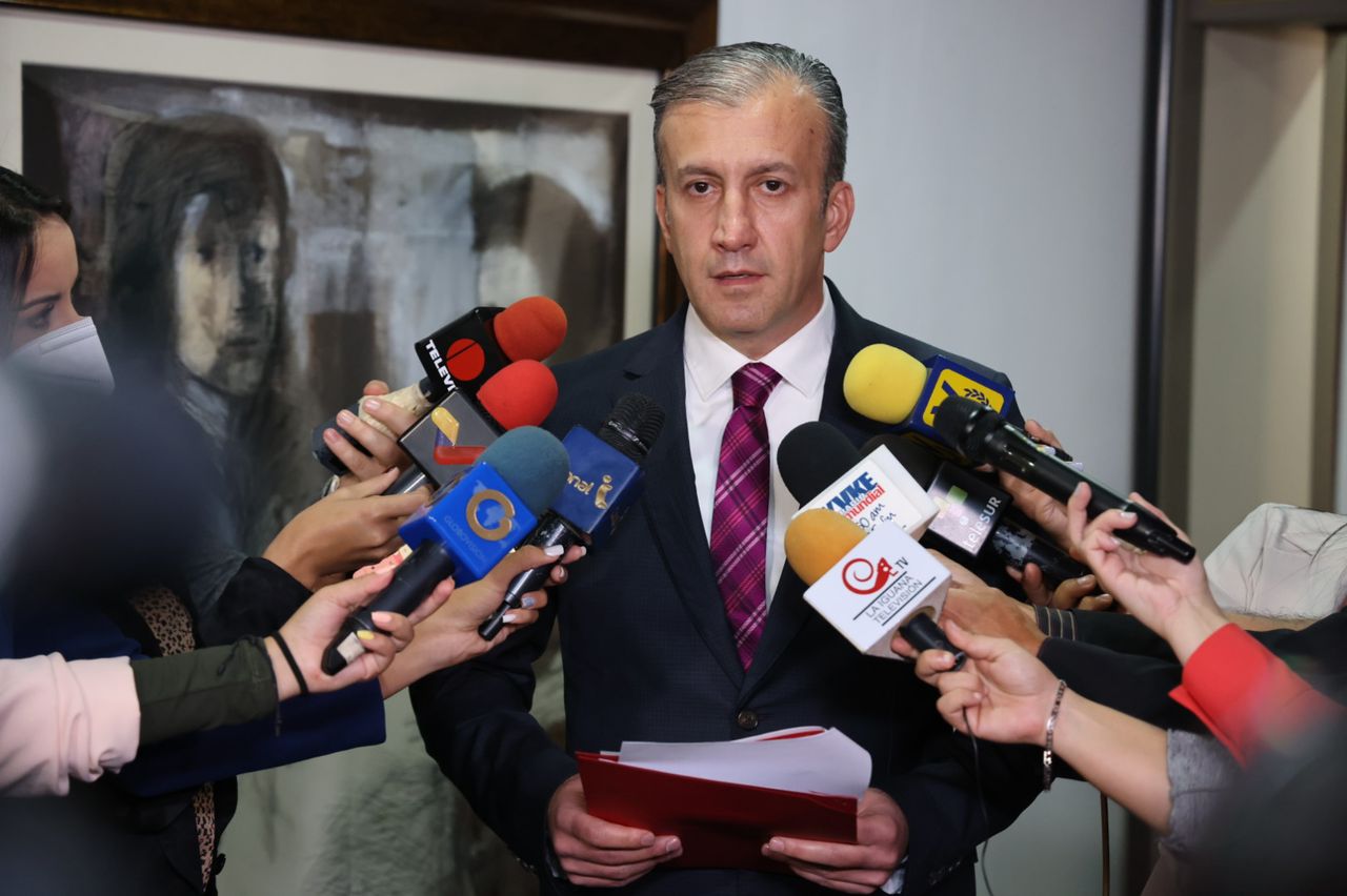 Minister for Oil, Tareck El Aissami submitted his resignation