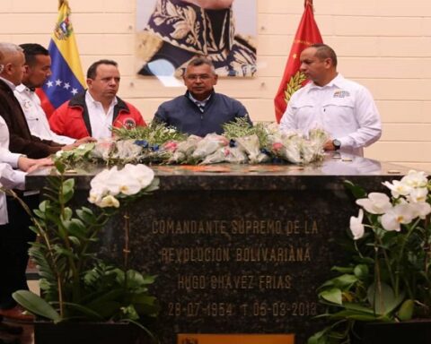 Ministros de la Vicepresidencia de Obras Públicas y Servicios rinde homenaje al Comandante Chávez