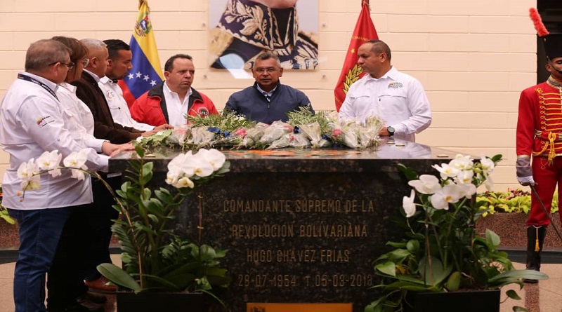 Ministros de la Vicepresidencia de Obras Públicas y Servicios rinde homenaje al Comandante Chávez