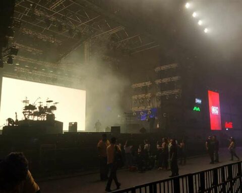 Minutes left!  for Camilo to sing in Santa Cruz