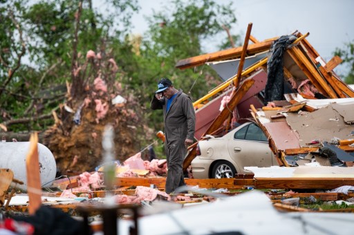 Mississippi prepares for new storms, after the passage of tornadoes that already leave 25 dead
