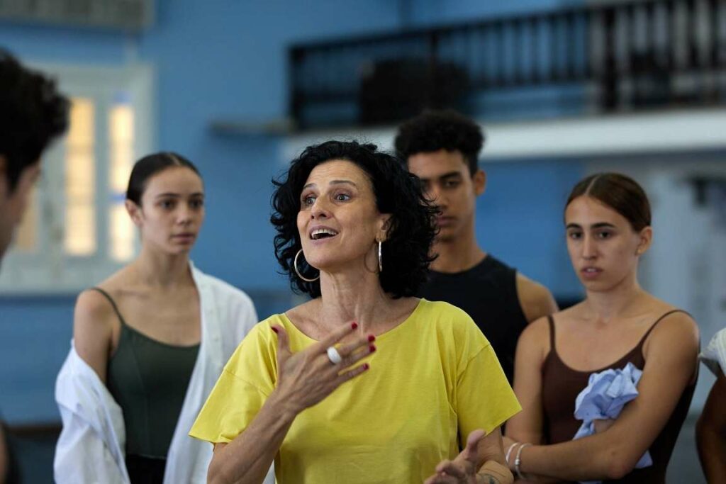 La coreógrafa española Susana Pous junto a bailarines del Ballet Nacional de Cuba (BNC). Foto: BNC / Facebook.