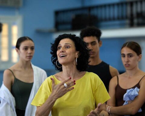 La coreógrafa española Susana Pous junto a bailarines del Ballet Nacional de Cuba (BNC). Foto: BNC / Facebook.