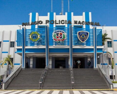 Policía Nacional arresta hombre captado en video sacando violentamente a su hija de escuela en Nagua