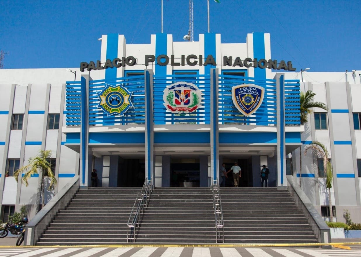 Policía Nacional arresta hombre captado en video sacando violentamente a su hija de escuela en Nagua