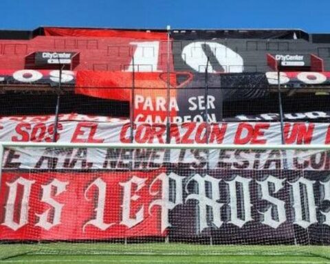 Newell's fans hang a banner in support of Messi