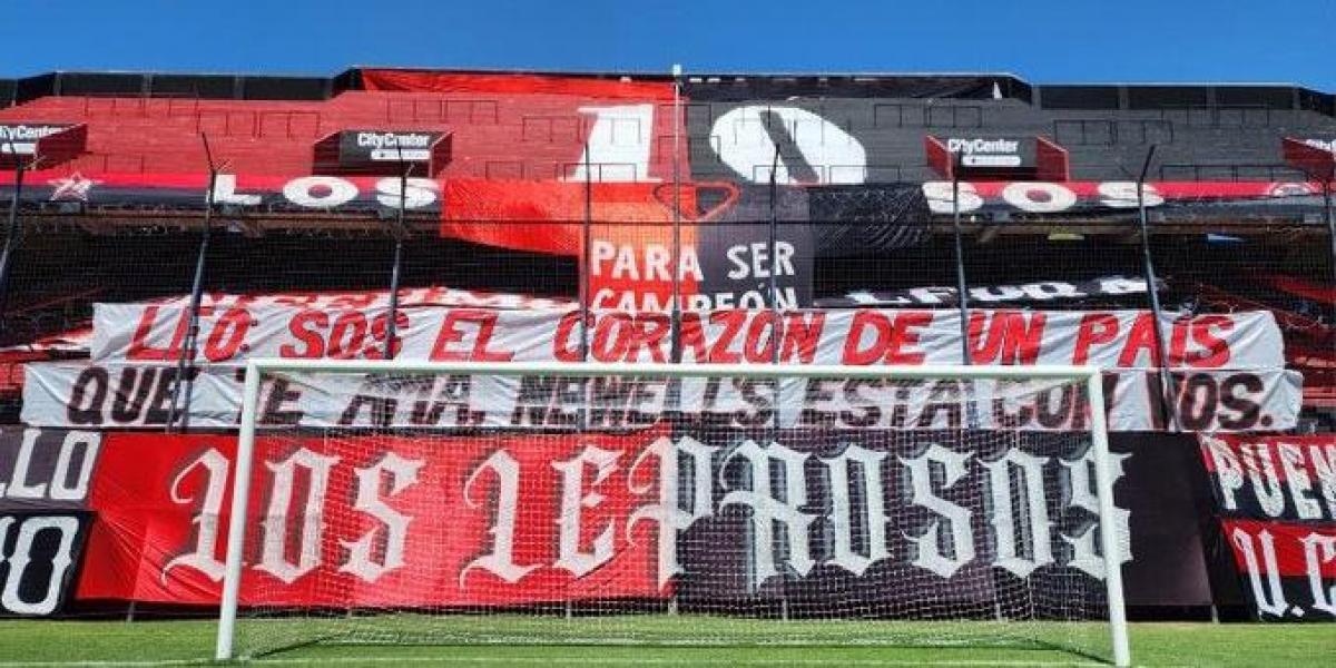 Newell's fans hang a banner in support of Messi