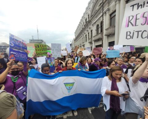 Nicaraguan women march in Costa Rica shouting "Ortega rapist, murderer and oppressor!"