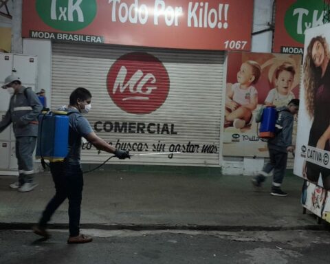 Night brigades fumigate Mercado 4 due to the spread of dengue and chikungunya