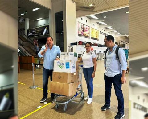 Notarized books with more than 70,000 signatures of witnesses to testify in favor of Camacho are presented at the La Paz Prosecutor's Office