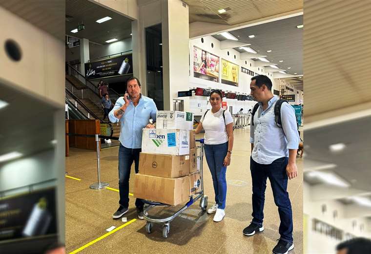 Notarized books with more than 70,000 signatures of witnesses to testify in favor of Camacho are presented at the La Paz Prosecutor's Office