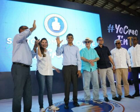 PRM swears in the former mayor of SDO Francisco Peña