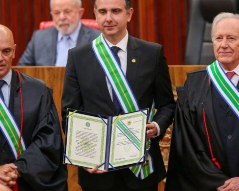 Pacheco is decorated at the TSE for his work in defense of democracy