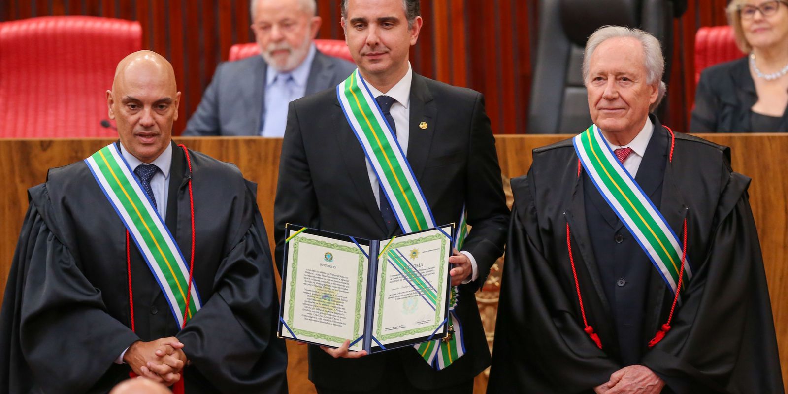 Pacheco is decorated at the TSE for his work in defense of democracy