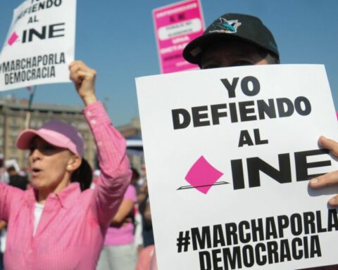 Parties and legislators prepare legal resources against AMLO's "Plan B"