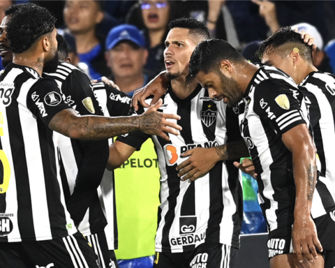 Paulinho and Hulk put Mineiro in the Libertadores group stage