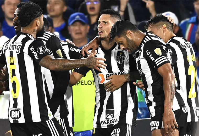 Paulinho and Hulk put Mineiro in the Libertadores group stage