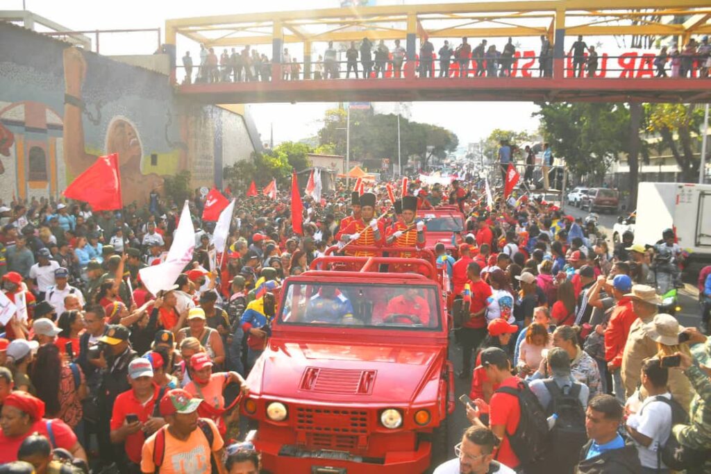 People accompanies the transfer of the Cadet Saber to the Mountain Barracks