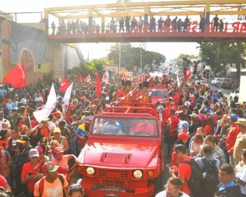 People accompanies the transfer of the Cadet Saber to the Mountain Barracks