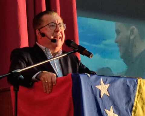 Pérez Vivas points to a market economy to reach Miraflores